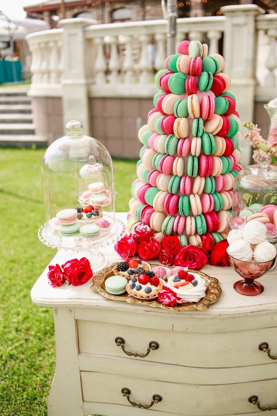 Un acento interesante a los dulces en una mesa jugosa y brillante serán las etiquetas alegres, hechas en el estilo general de la boda