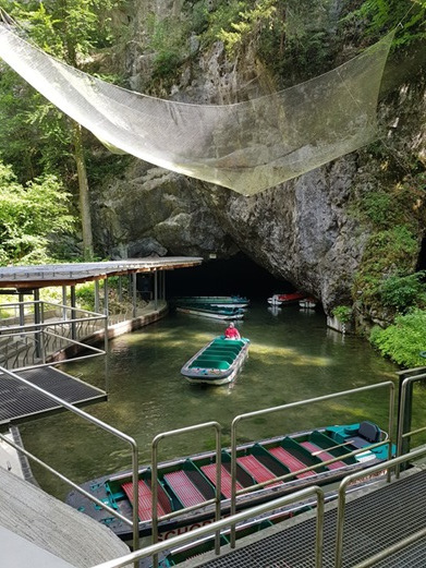 Помимо пещеры Петрова, стоит порекомендовать и другие пещеры Моравского карста, такие как Екатерининская пещера или пещера Балкарка