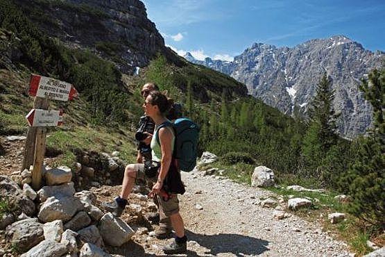 Офис Dolomiti-Adveture приглашает вас на походы по тропам Доломити Брента, Адамелло, Валь ди Соле, Мадонна ди Кампильо и национального парка Стельвио, а также на альпинизм в регионе Кортина д'Ампеццо, Валь ди Фасса, Валь Гардена