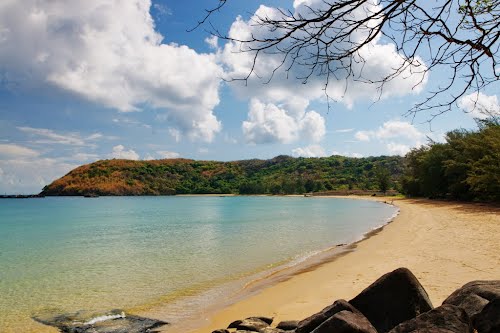 Один из самых красивых пляжей - пляж Хай или охраняемый макаками Онг Дунг Бич